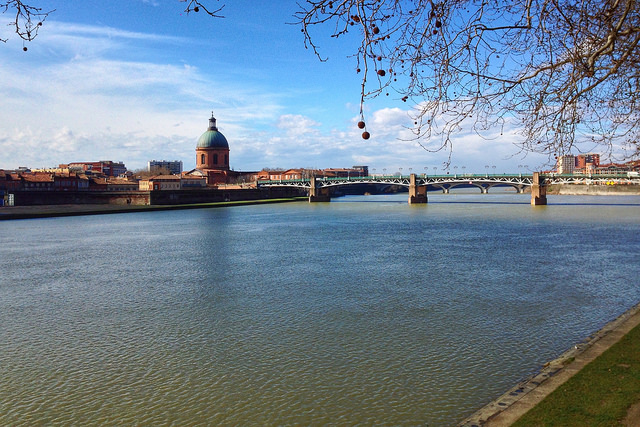 Grande vue sur le fleuve de La Garonne à Toulouse